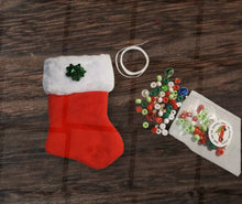 Cargar imagen en el visor de la galería, The North Pole Necklace Kit Christmas Projects