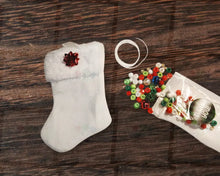 Cargar imagen en el visor de la galería, The North Pole Necklace Kit Christmas Projects