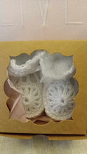 Cargar imagen en el visor de la galería, Crochet Baby Booties
